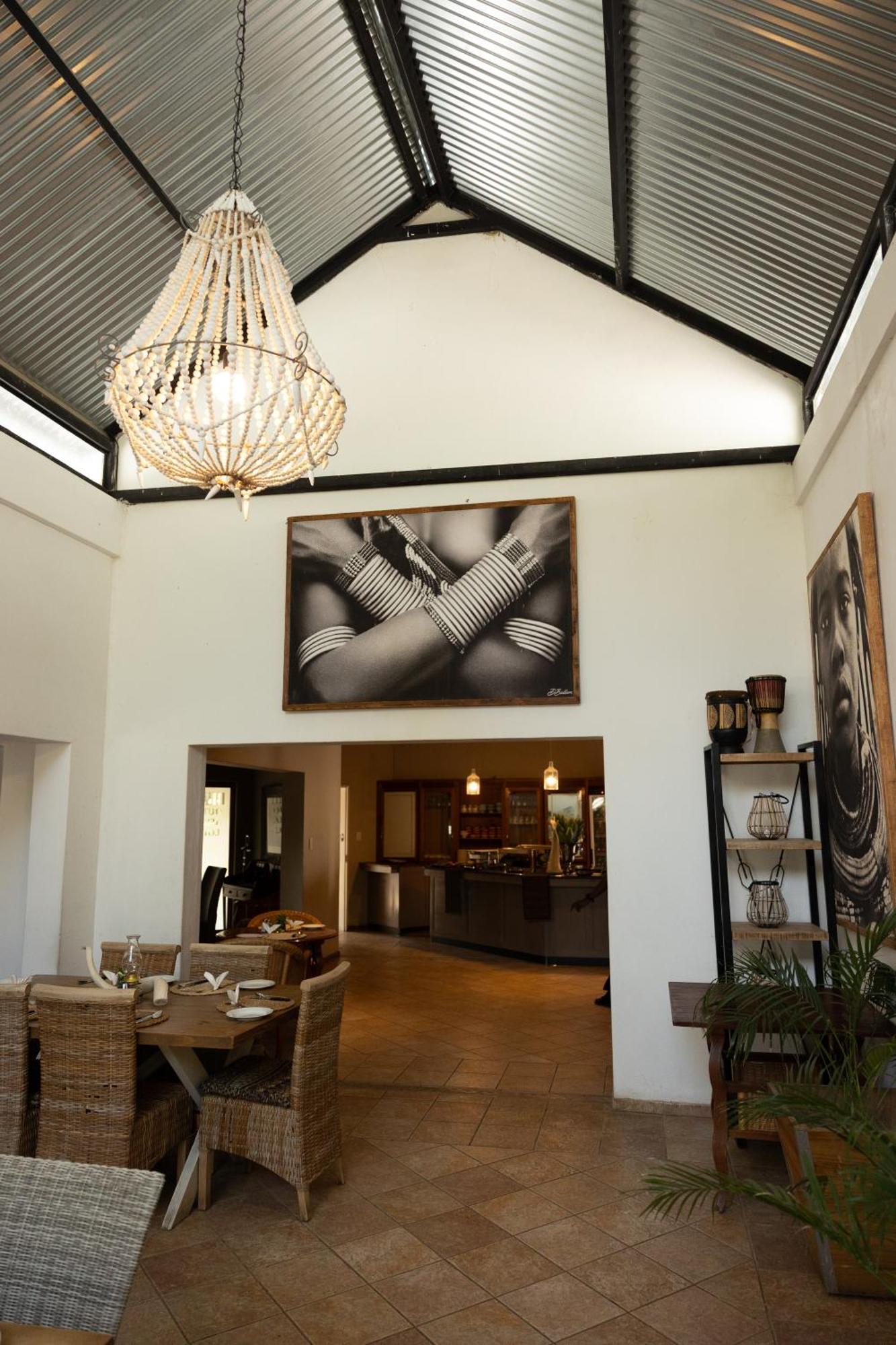 Out Of Africa Town Lodge Otjiwarongo Exterior photo